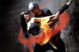 La foto rappresenta la fusione tra due danze dalle origini opposte: la danza classica (di origine nobile) e la danza hip hop (di origine popolare).